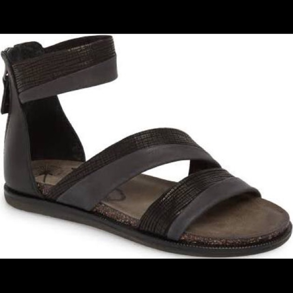 New in box OTBT souvenir black and gray shoes